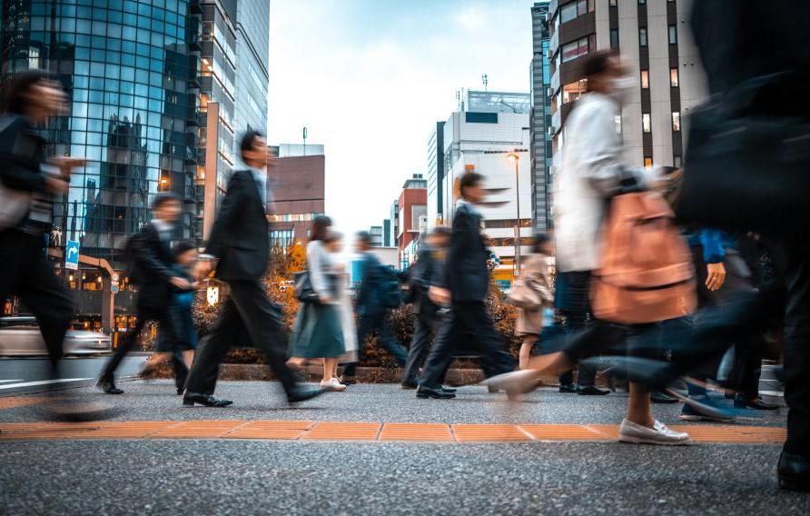 Blurred business people on their way from work